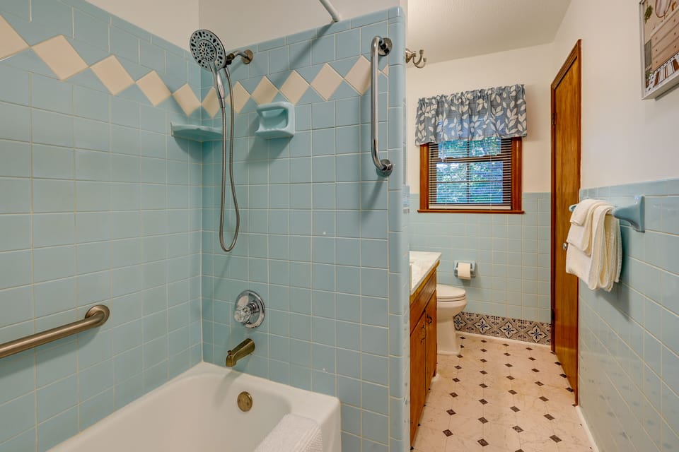 Full Bath | Towels | Hair Dryer | Complimentary Toiletries