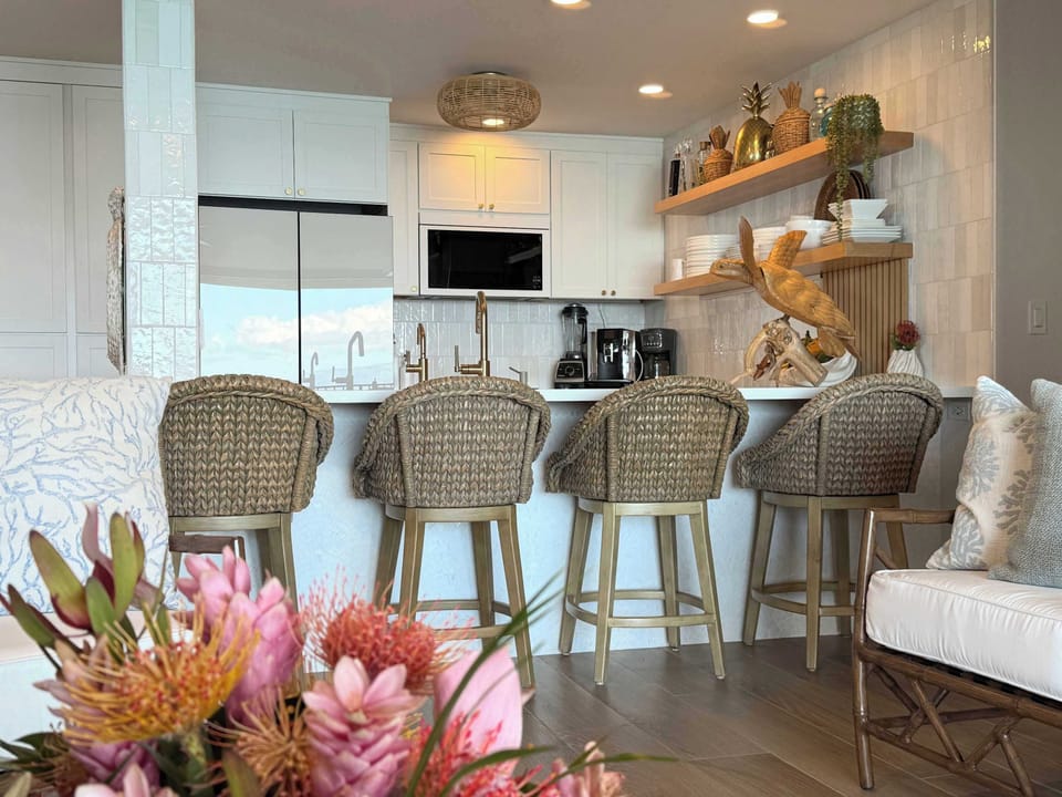 Kitchen - Counter seating