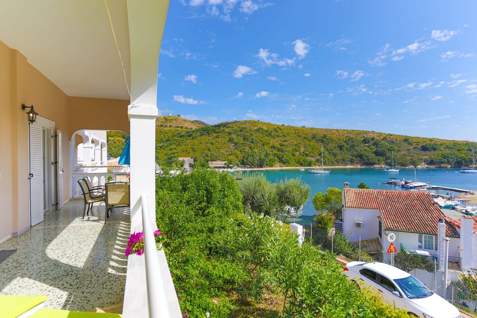 Irena%27s bay views%26%238212%3Ba visual feast from sunrise to sunset%2E