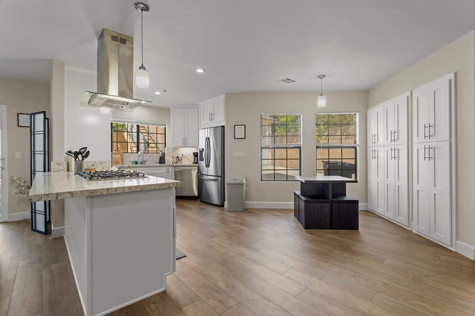 Kitchen with kitchen nook