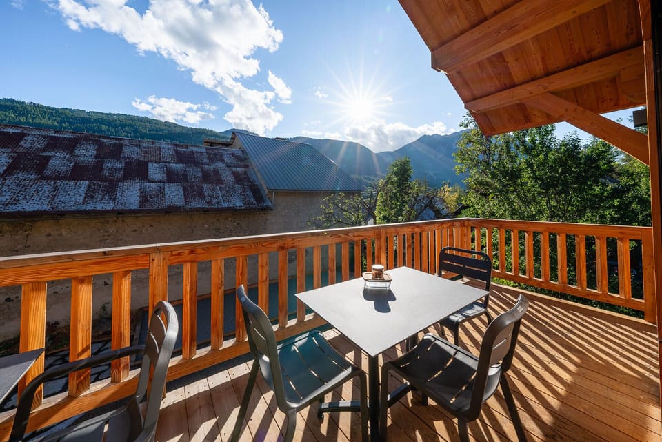Balcon donnant sur le jardin et le terrain de boule