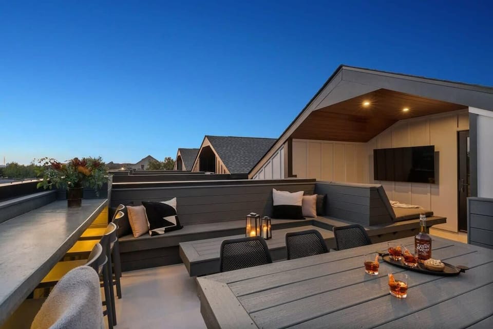 Rooftop Deck | Outdoor Dining Seating and Smart TV | Rooftop