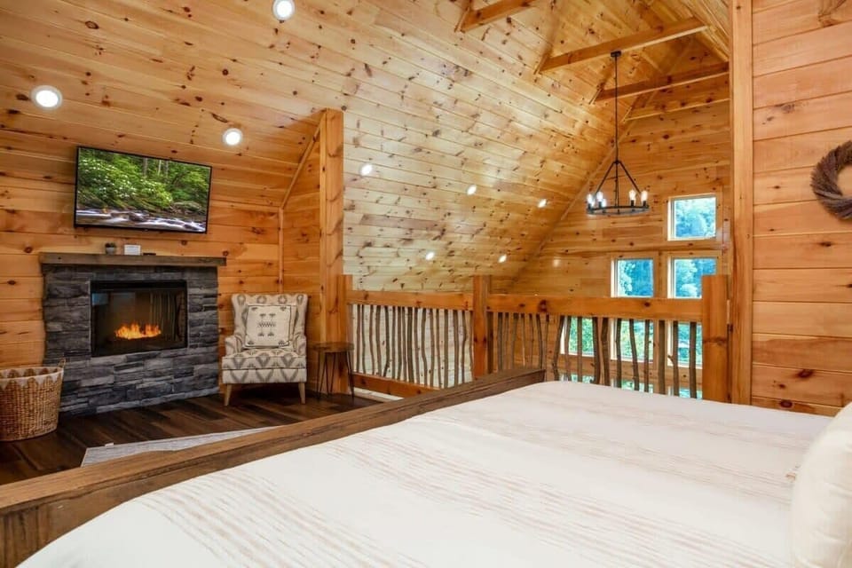 Comfy King Bed Loft With Gas Fireplace (seasonal) And Smart TV!