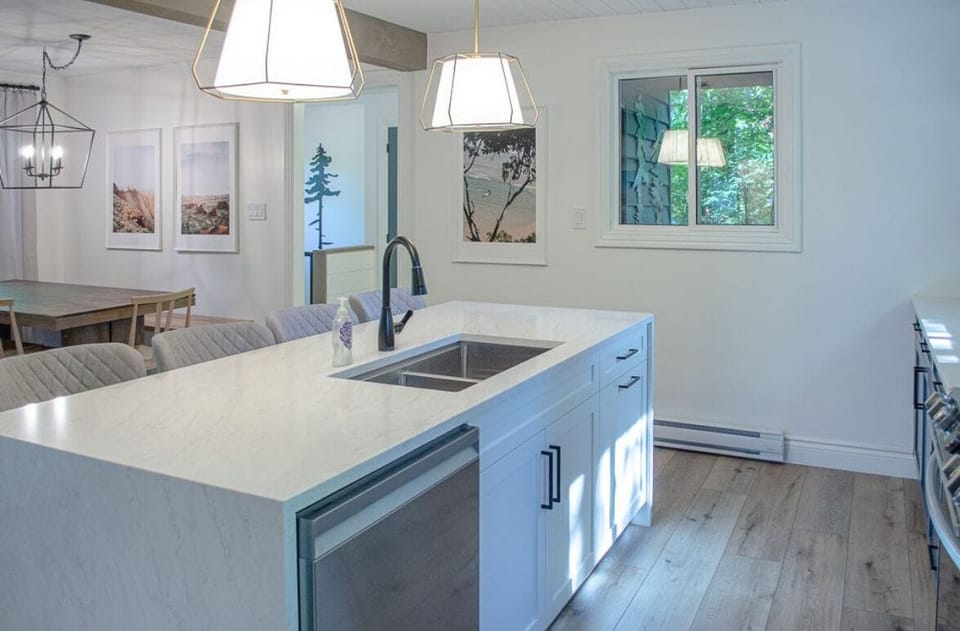 Fully equiped kitchen with island sink & dishwasher