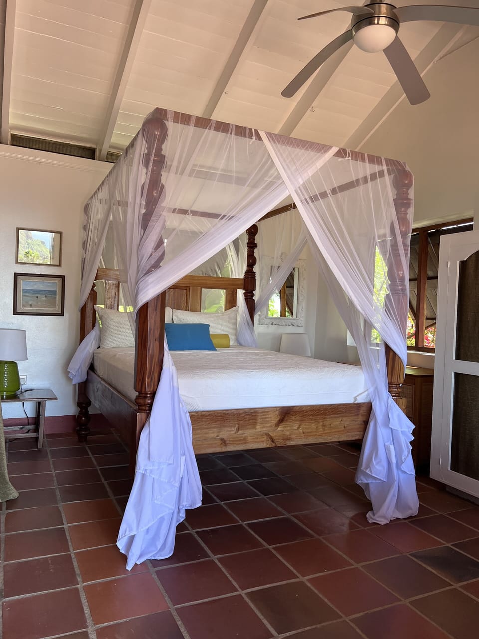 bedroom 2 w/ en suite bathroom (main house) piton and sea view