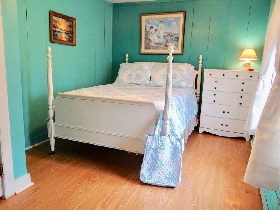 Queen bedroom