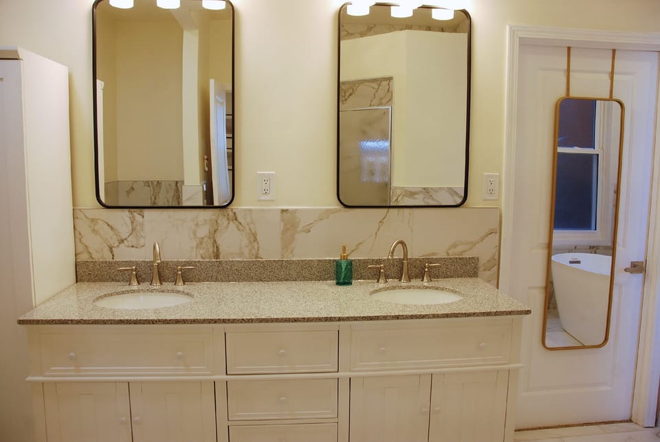 22. Mater bathroom - 1