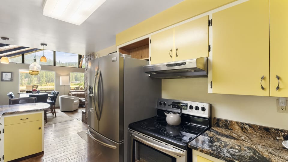 Stove and fridge ready for a cozy vacation at our cottage
