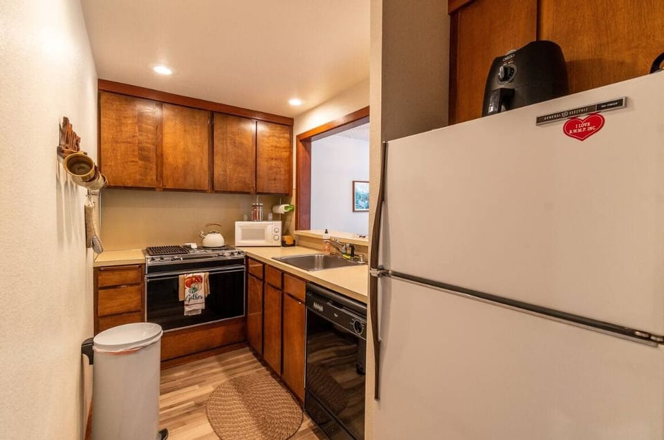 Full Kitchen.