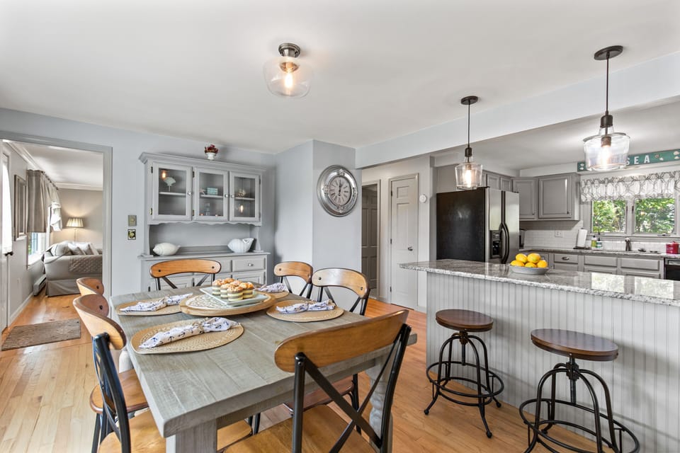 Breakfast bar with seating for 2