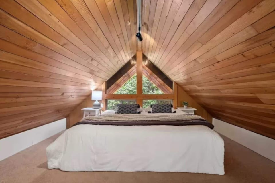 Master king bed with loft overlooking the Chalet.
