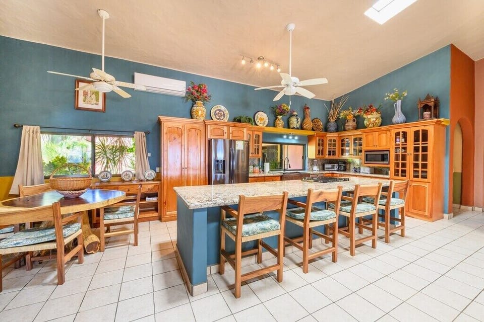 Massive gourmet kitchen, breakfast bar and dinette