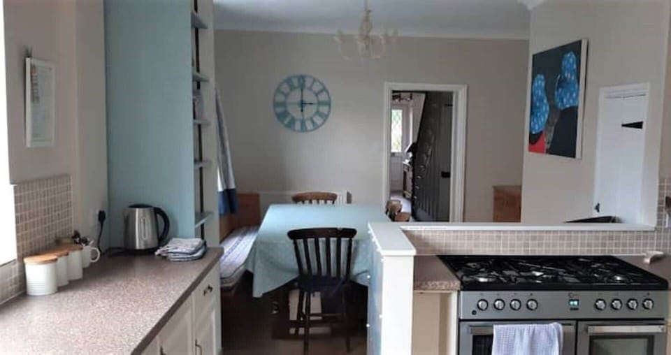 Very well-equipped, walk-in pantry, US-style fridge, range cooker.