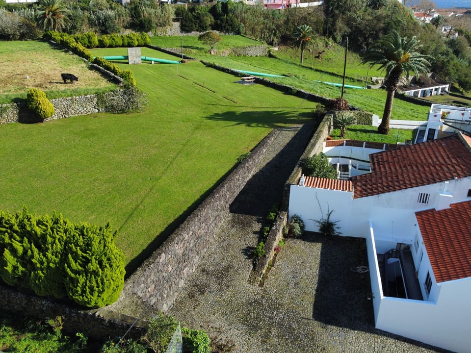 Vista aérea do estacionamento e rampa de acesso ao jardim (2.500m2).