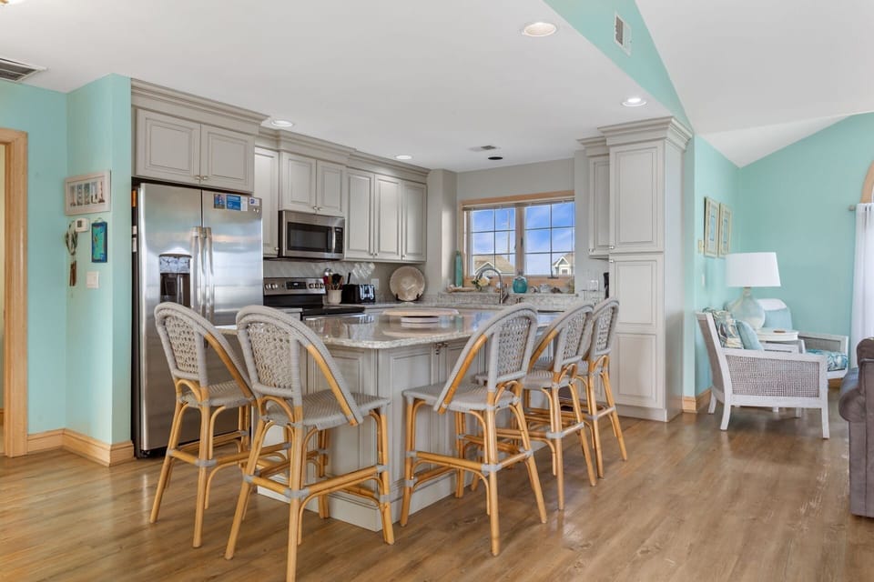 The well-equipped kitchen is ideal for whipping up a delicious home-cooked meal.