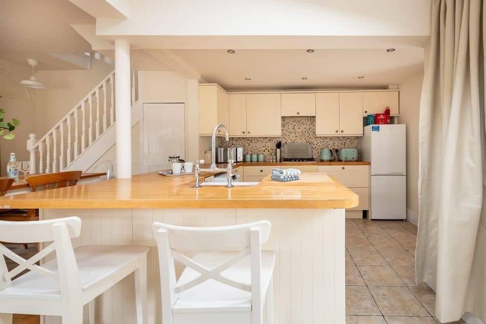 Spacious open plan kitchen for a quick breakfast