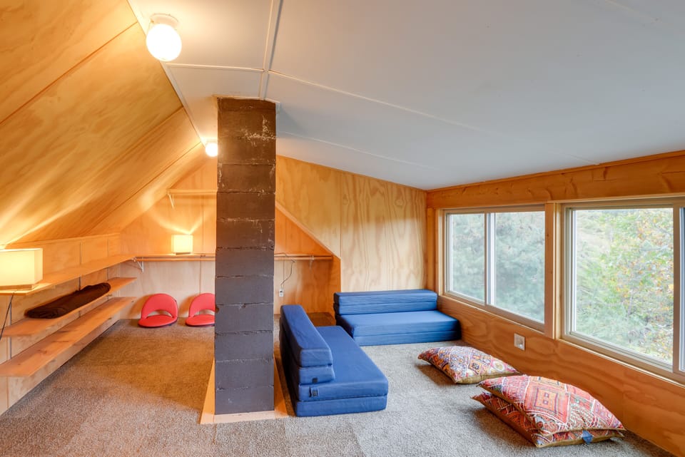 Yoga Room | TV | 2 Fold-Out Twin Floor Mattresses