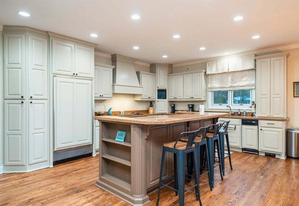 [Kitchen] Have a Quick Morning Bite to Eat at the Kitchen Island Before Heading Out onto Lake Hamilton