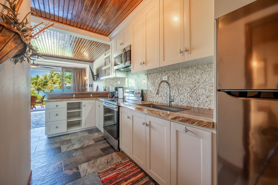 Featuring modern appliances, channel your inner chef and whip up your favorite meals and drinks, with all the convenience of a practical kitchen space!