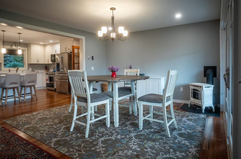 Dining room with view of the mountains