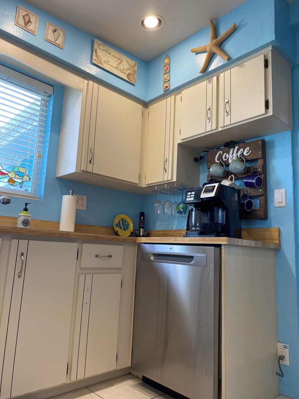 Coffee area, plus plenty of wine/beer glasses, tasting boards, etc.