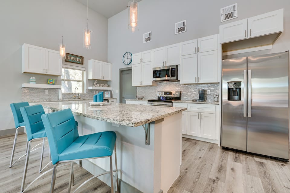 Kitchen | Central Air Conditioning/Heat | Free WiFi