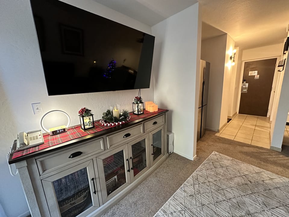 Smart TV 📺 with cable & apps📱CD player 💿 Board games♟️Adult/kid books 📚