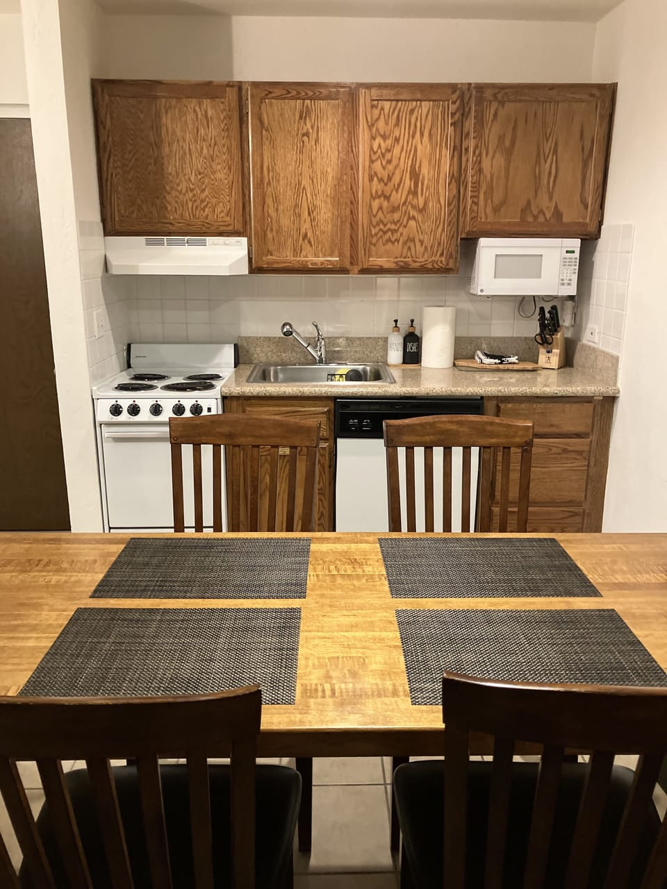 Dining table 🍽️