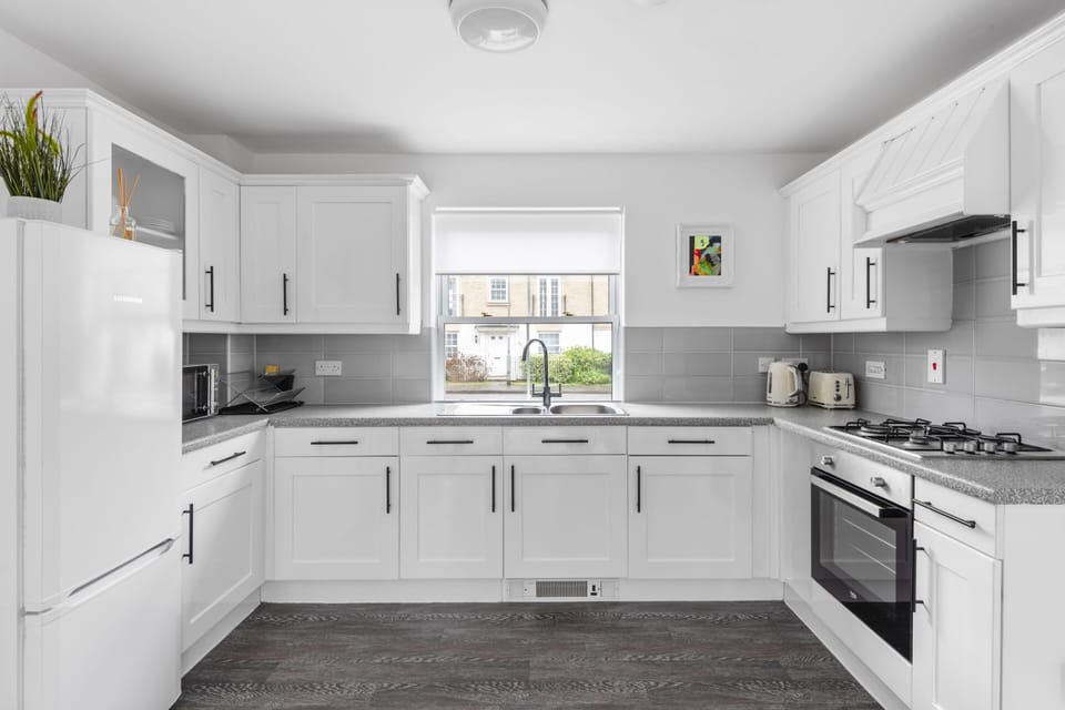 A stylish, modern kitchen designed for both convenience and creativity. Sleek worktops, quality appliances and thoughtful layout make cooking a pleasure, whether you’re preparing a simple breakfast or a gourmet dinner. Bright, open and beautifully finished, this space invites you to gather, cook and enjoy—where everyday meals feel like a special occasion.