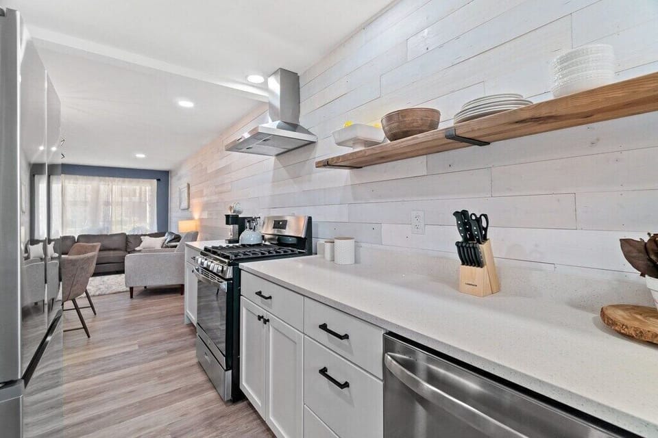 Kitchen - utensils and cookware provided