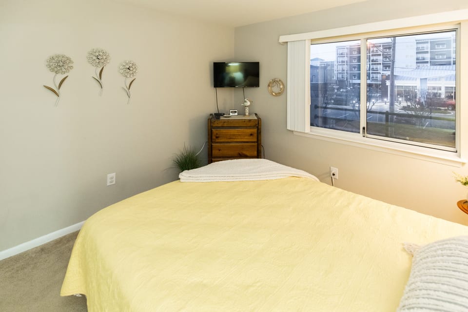 Bedroom 2
Queen bed