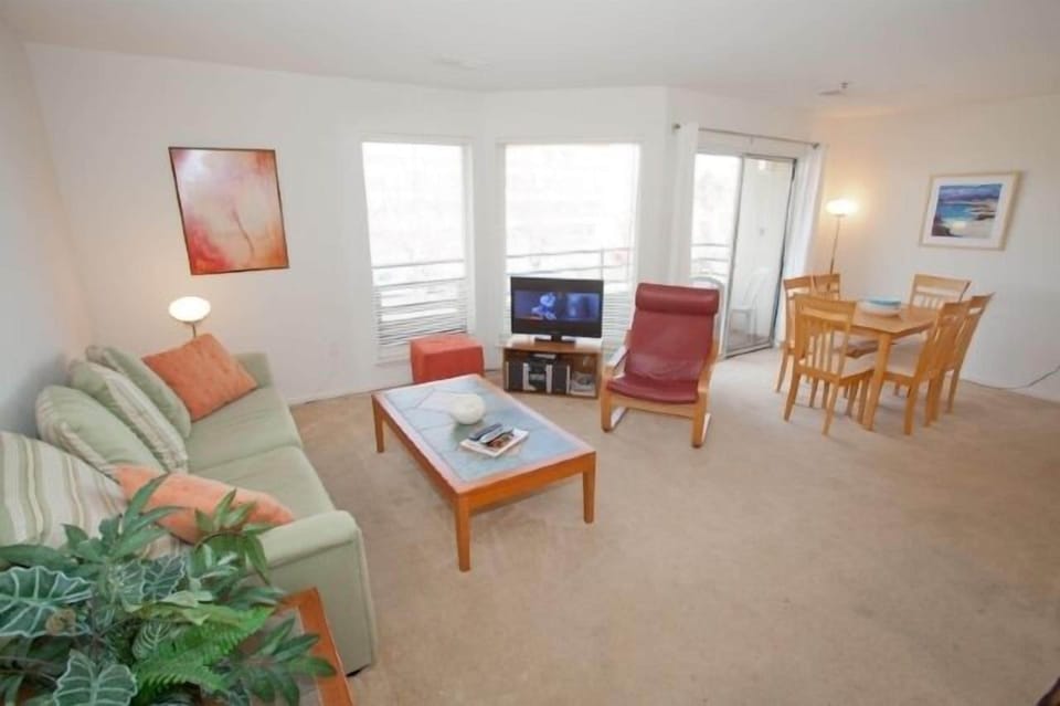 Fiddler on the Reef living room
