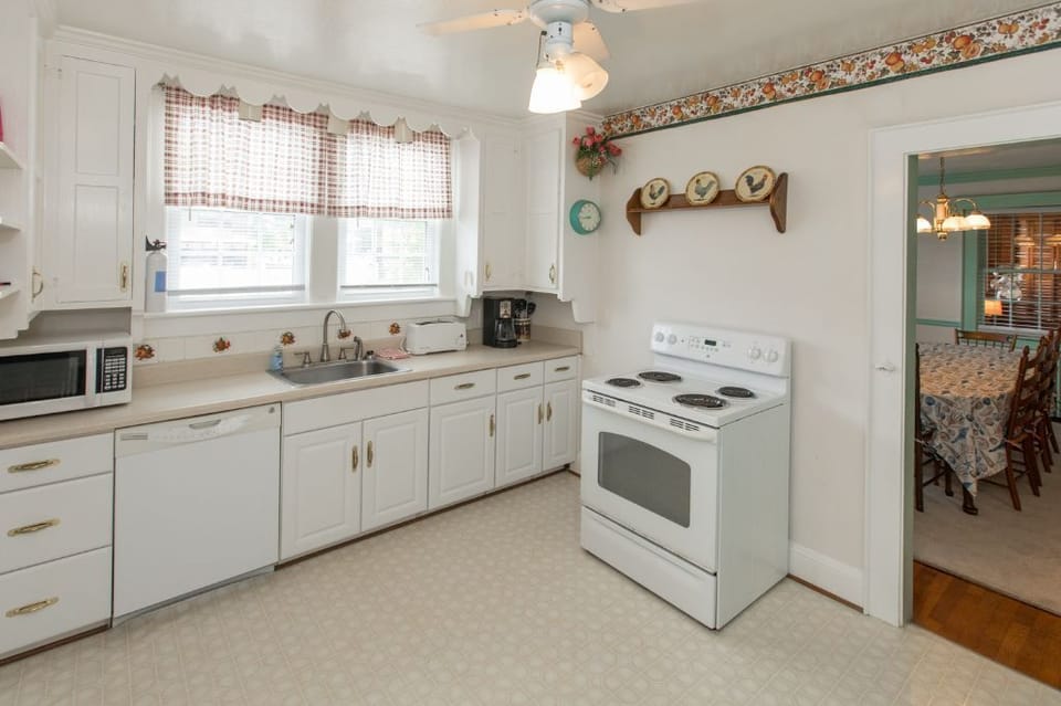 First Floor
Kitchen