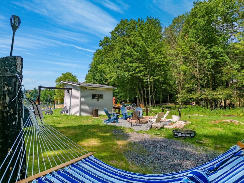 Nap on a swing, enjoy nature, fireplace, and views of Roamingwood Lake