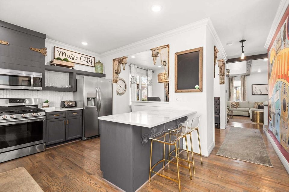 Fully socked kitchen for entertaining!