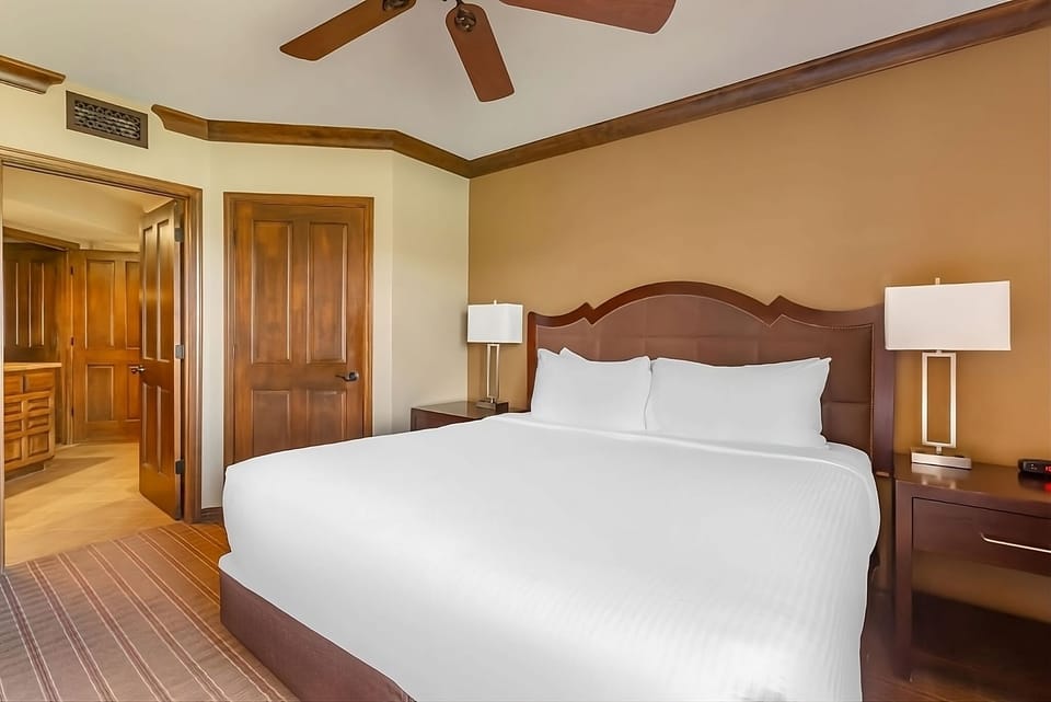 Unit with 1 King size bed. Exact unit will be assigned upon arrival. Views, colors and decor may vary.