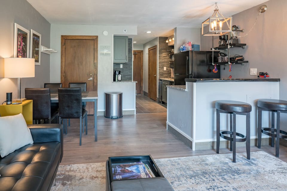 Breakfast Bar Seating (2 Barstools)