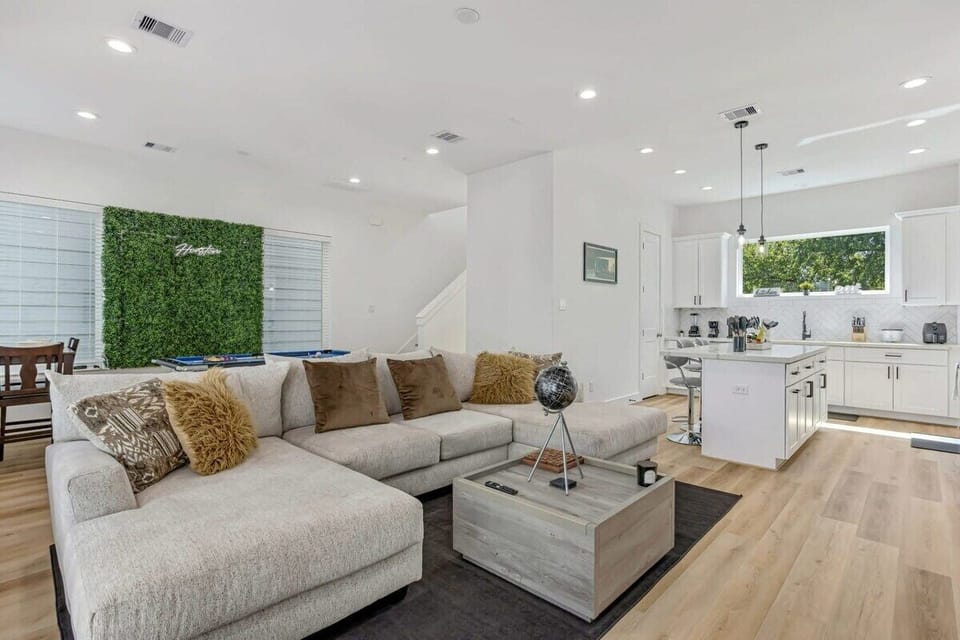 Second Floor Living Room area for Large Groups