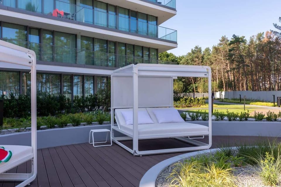 The building's location ensures a convenient stay.  