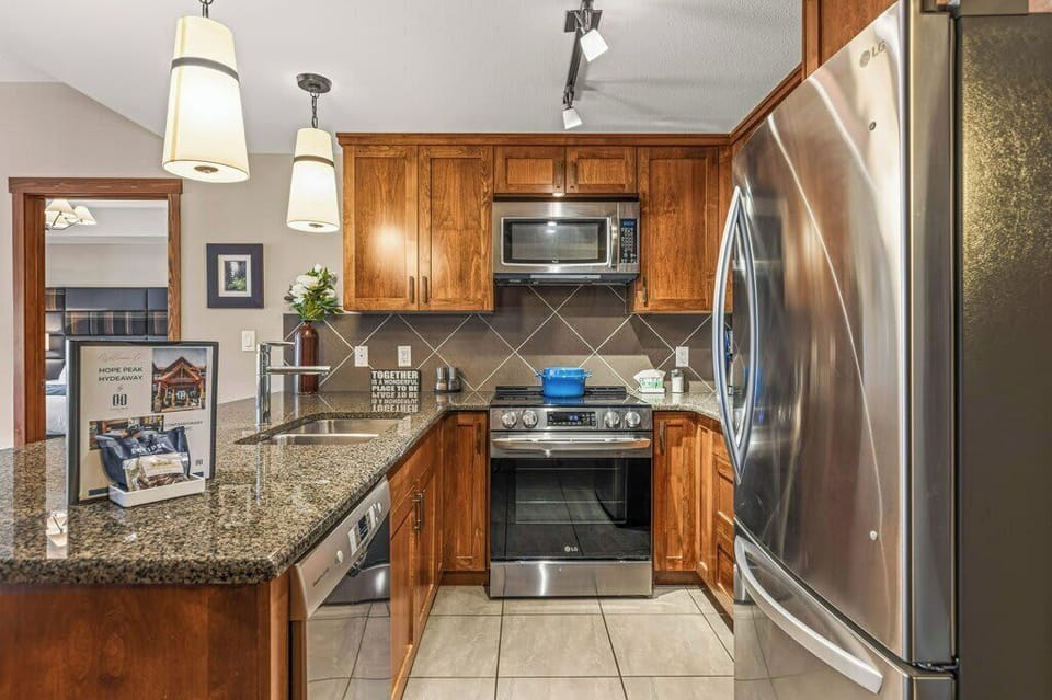 Fully stocked Kitchen, sharp knives, La Creusset!