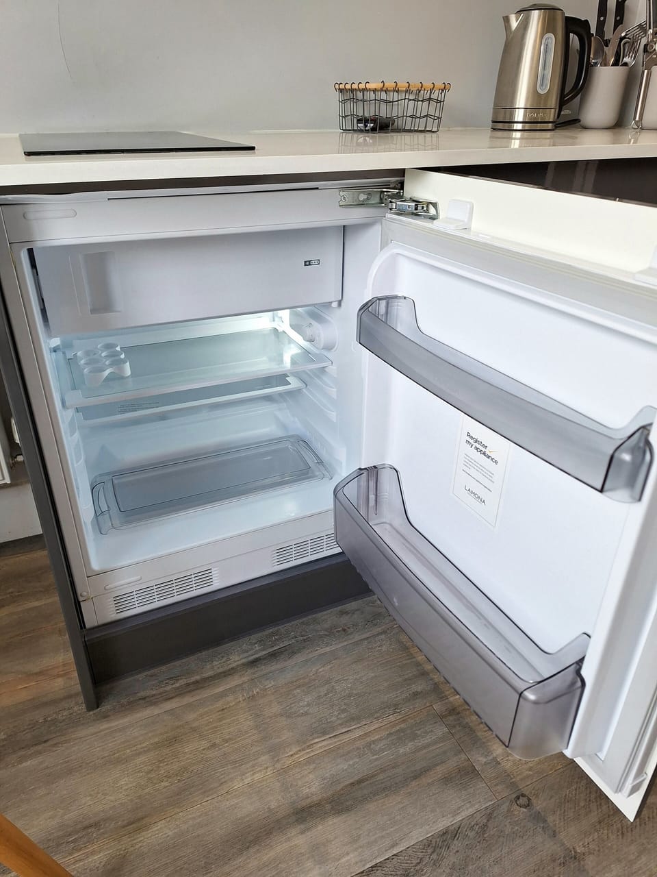 Integrated fridge freezer.