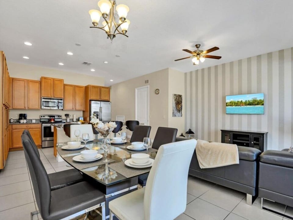 012-dining-area.jpg