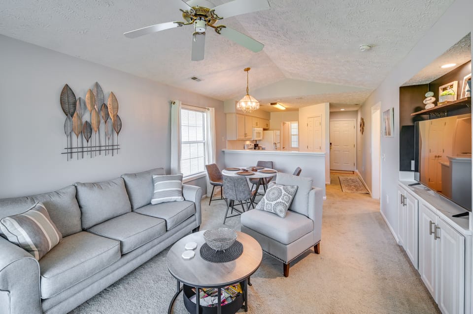 Living Room | Free WiFi | Smart TV | Central A/C & Heating