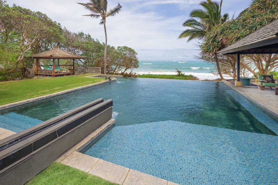 Infinity pool with water features