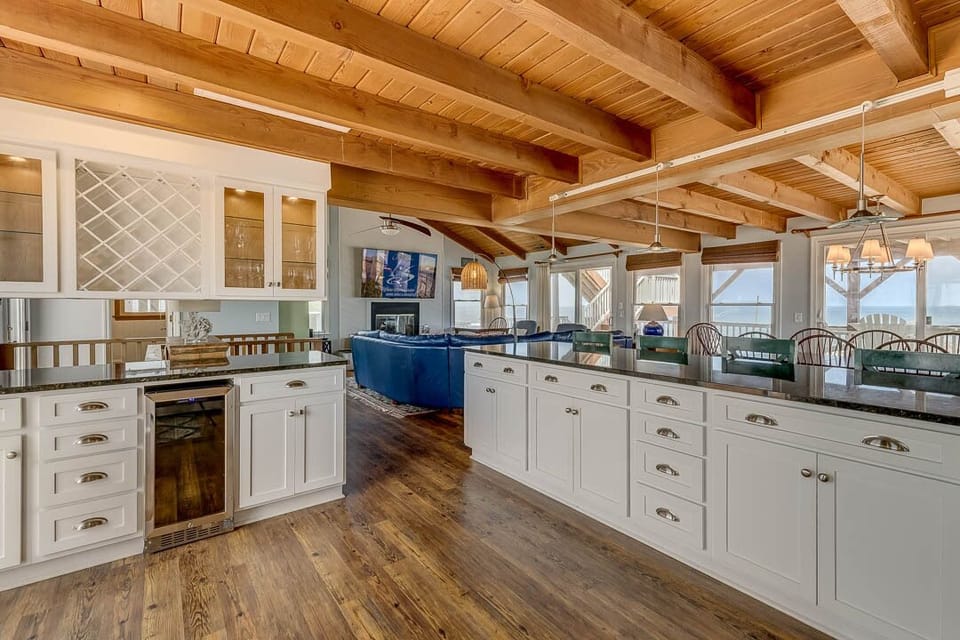 3rd-Level Kitchen with Bar (seats 4)