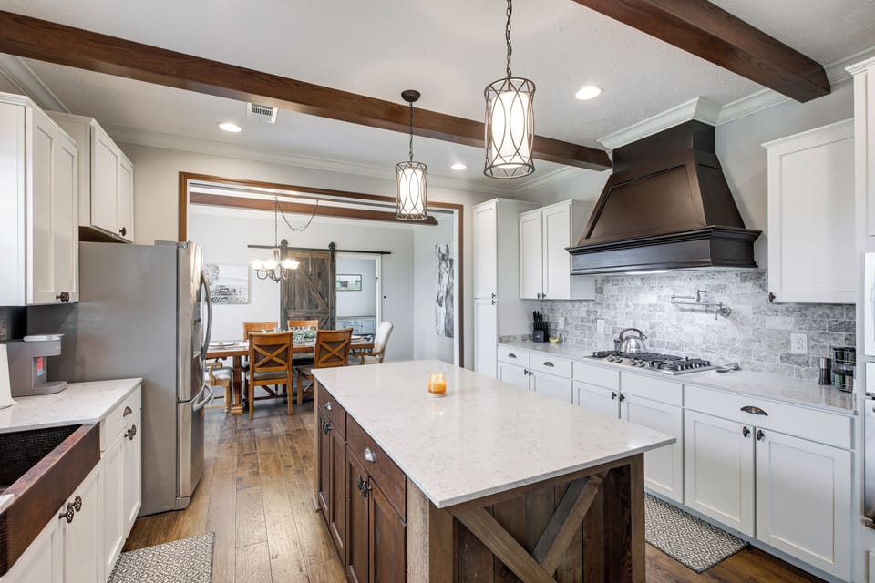 Kitchen | Central Heating & A/C | In-Unit Laundry | 9 Mi to Lake Tansi Beach