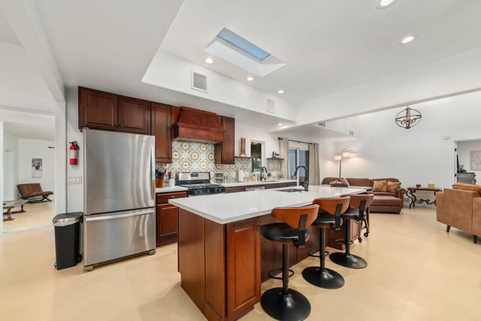 Kitchen with 3 Bar Chairs – Ideal for Casual Dining
