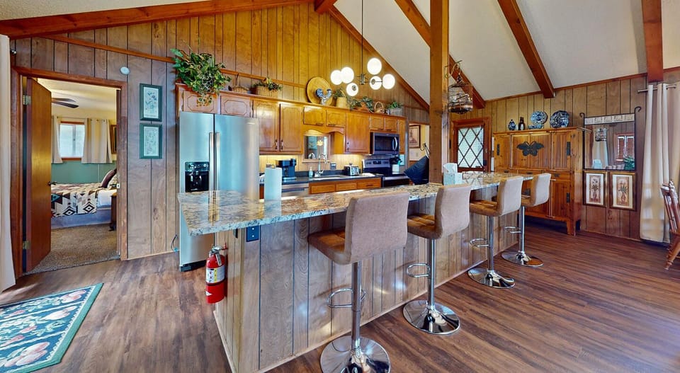Large island in the kitchen for plenty of family/friends