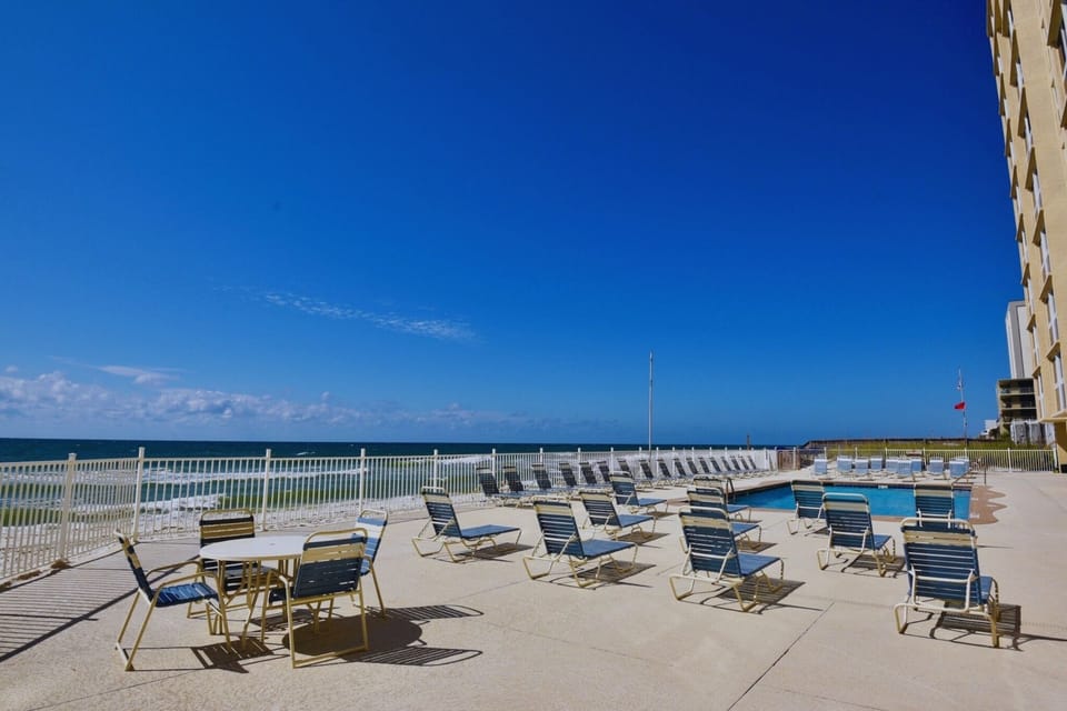 Edgewater West Pool & sun loungers