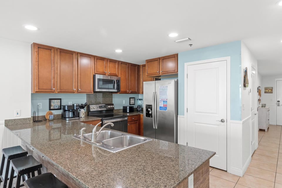 Kitchen with Breakfast Bar